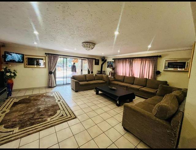 6 BEDROOM HOUSE FOR SALE IN WINCHESTER HILLS EXT 3